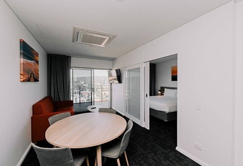 デラックススタジオ, Toms Court