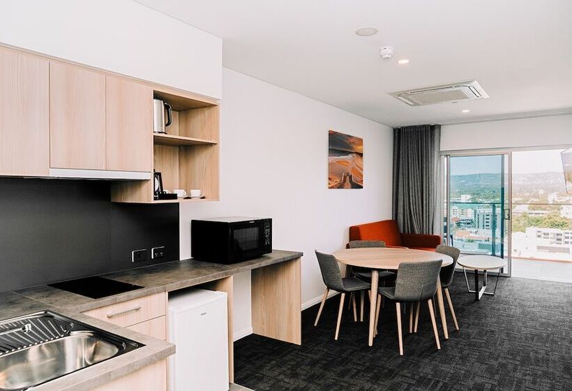 デラックススタジオ, Toms Court