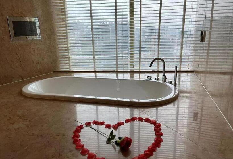 Номер Стандарт, Days Hotel & Suites China Town   Metro Line 2 & Line 6   Nearby Orange Island  Wuyi Square Changsha