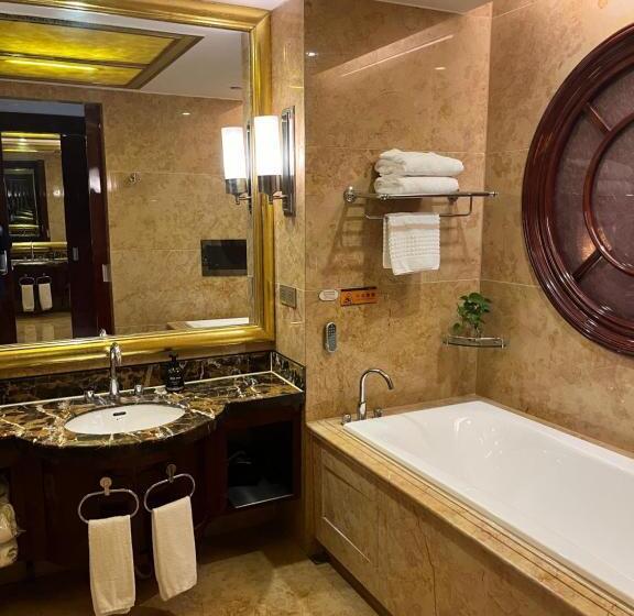 Номер Deluxe, Days Hotel & Suites China Town   Metro Line 2 & Line 6   Nearby Orange Island  Wuyi Square Changsha
