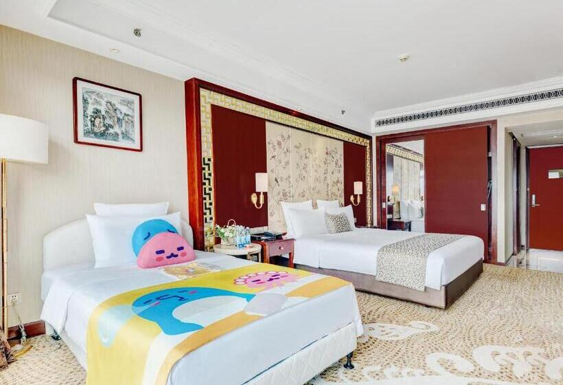 Семейный Номер, Days Hotel & Suites China Town   Metro Line 2 & Line 6   Nearby Orange Island  Wuyi Square Changsha