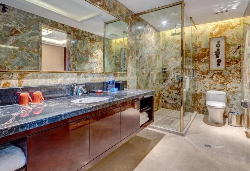 Президентский Люкс, Days Hotel & Suites China Town   Metro Line 2 & Line 6   Nearby Orange Island  Wuyi Square Changsha