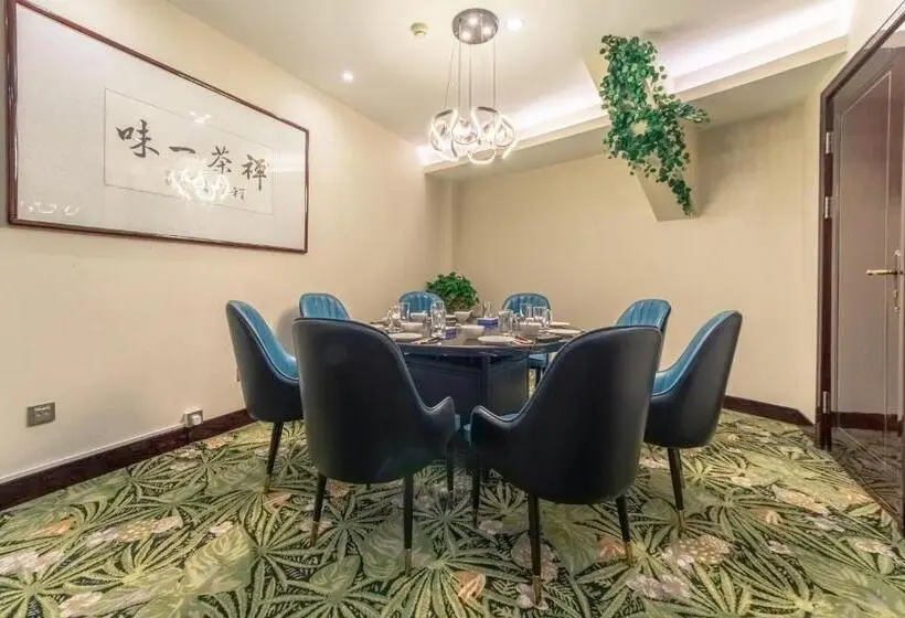 プレジデントスイートルーム, Days Hotel & Suites China Town   Metro Line 2 & Line 6   Nearby Orange Island  Wuyi Square Changsha