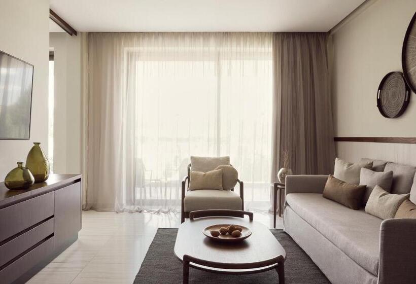 جناح ديلوكس, Mare Paphos