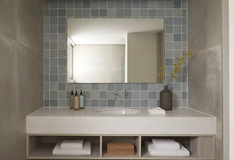 سوییت با چشم‌انداز دریا, Mare Paphos