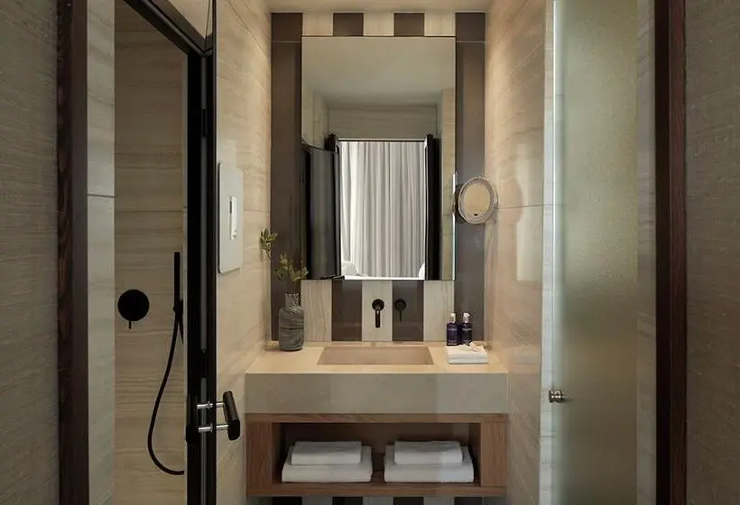 سوییت با چشم‌انداز استخر, Mare Paphos