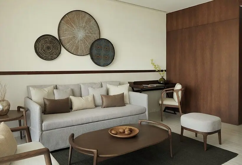 سوییت با چشم‌انداز استخر, Mare Paphos