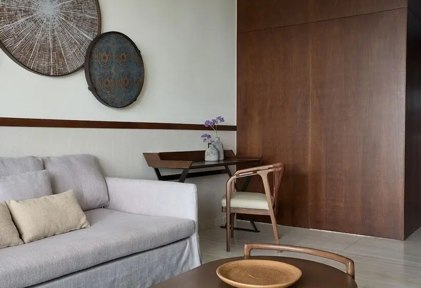 سوییت با چشم‌انداز استخر, Mare Paphos