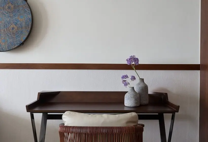 سوییت با چشم‌انداز استخر, Mare Paphos