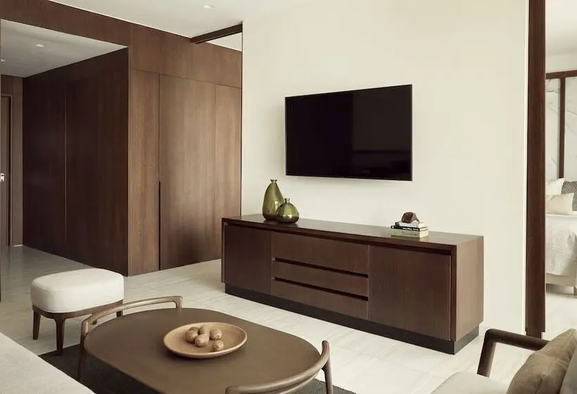 سوییت با چشم‌انداز استخر, Mare Paphos