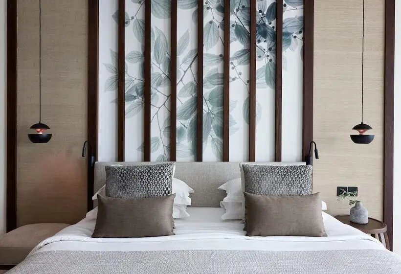 سوییت با چشم‌انداز استخر, Mare Paphos