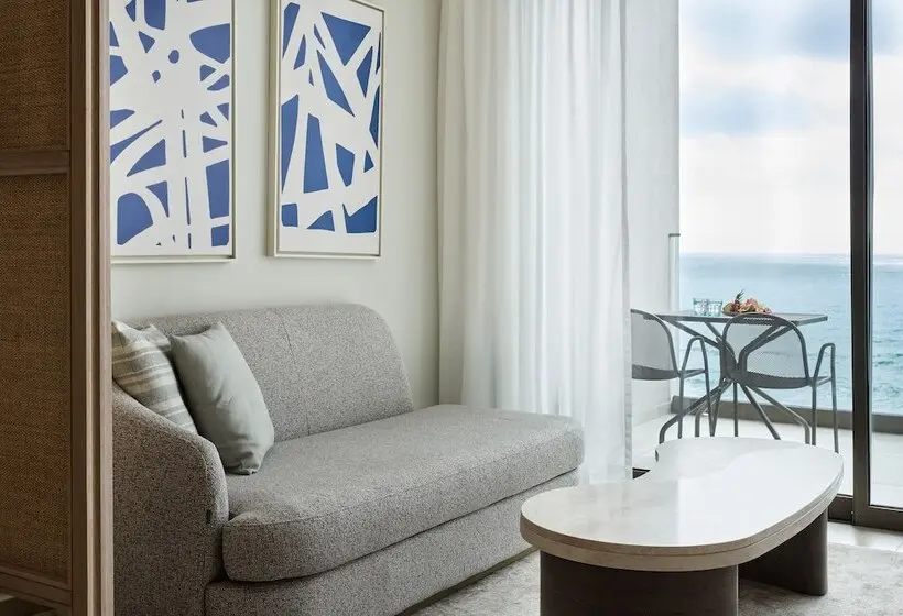 سوییت جونیور با چشم‌انداز دریا, Mare Paphos