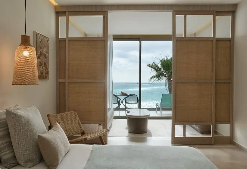 سوییت جونیور با چشم‌انداز دریا, Mare Paphos