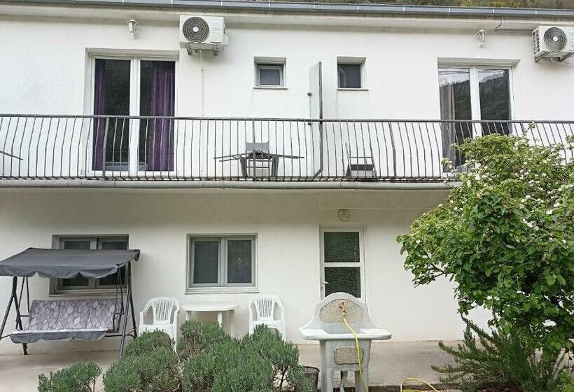 اتاق ساده سه‌ نفره, Apartmani Stolac