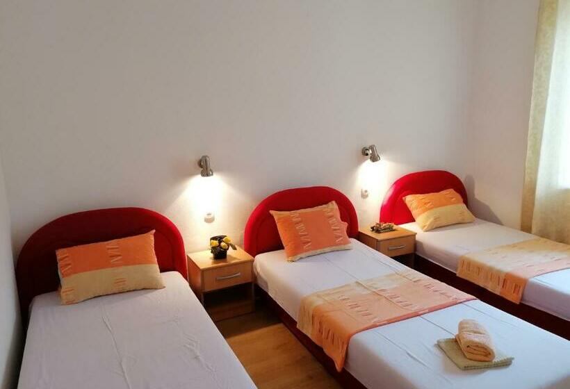اتاق ساده سه‌ نفره, Apartmani Stolac