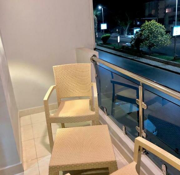 سوییت لوکس, Jewel Dokki