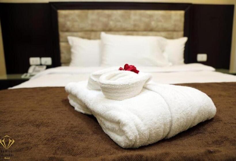 سوییت جونیور, Jewel Dokki