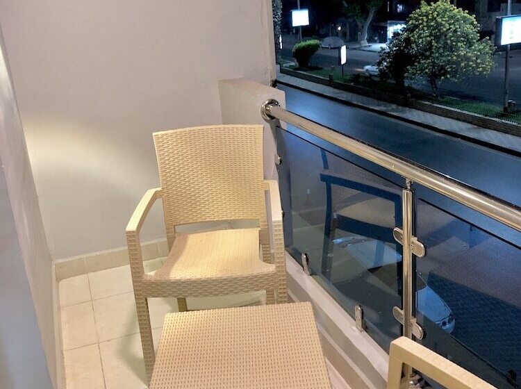 سوییت لوکس, Jewel Dokki