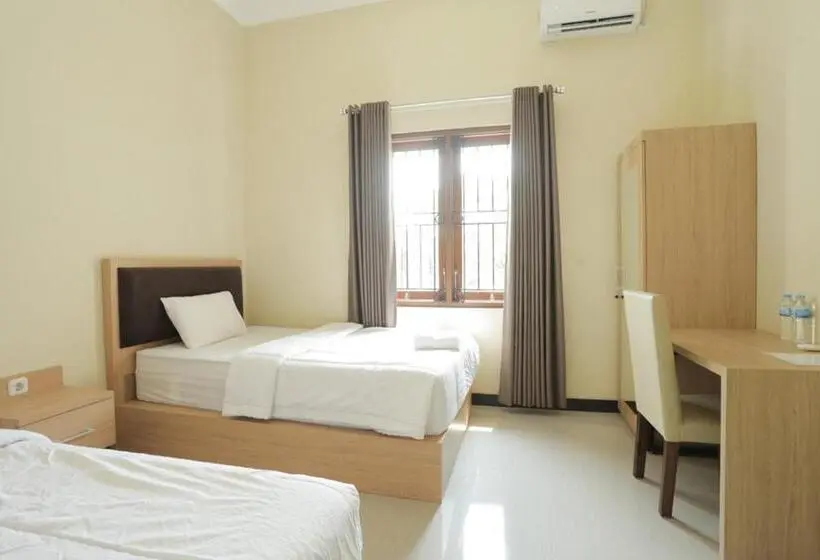 バス共有のスタンダードルーム, Idr Green Guest House Syariah Mitra Reddoorz