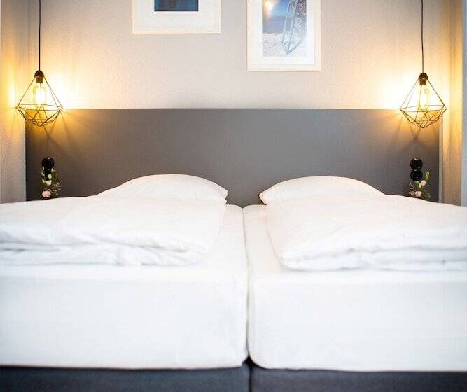 اتاق عادی, Anna 1908