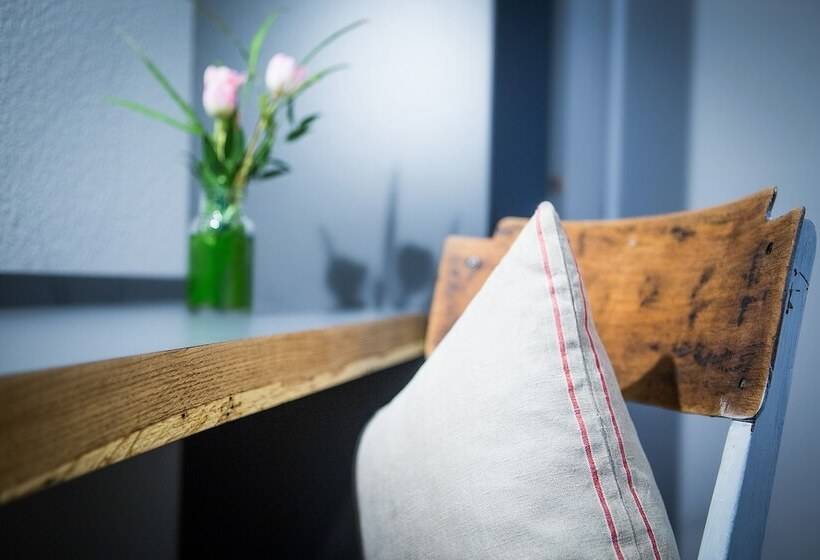 اتاق عادی, Anna 1908