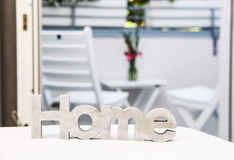 اتاق ساده با بالکن, Anna 1908