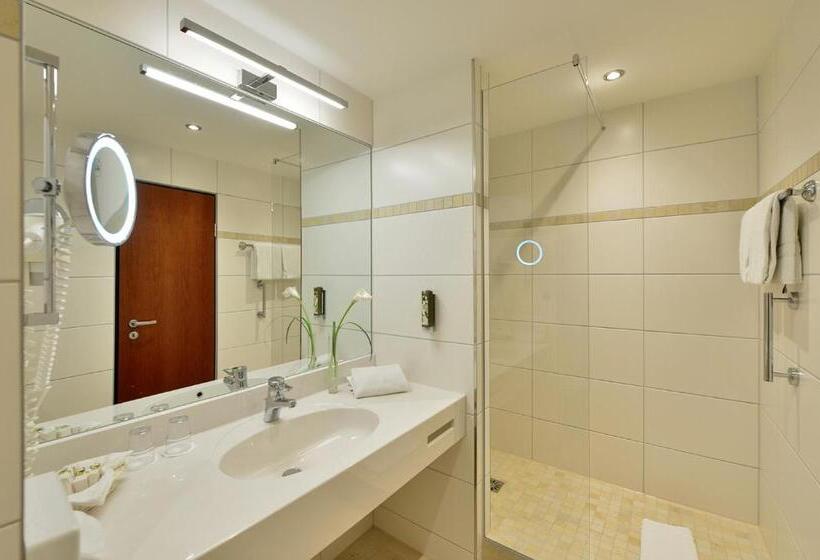 コンフォートルーム, Der Lindenhof