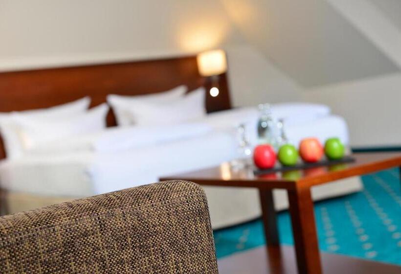 コンフォートルーム, Der Lindenhof