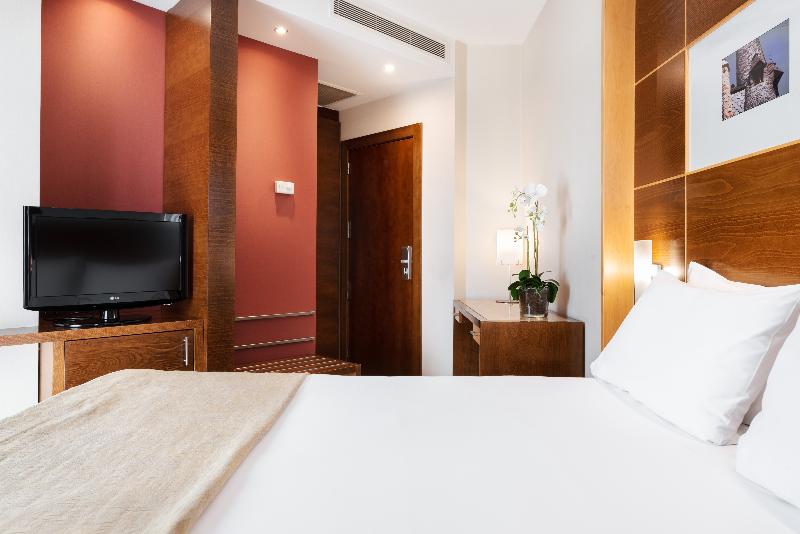 اتاق اکونومی, Exe León