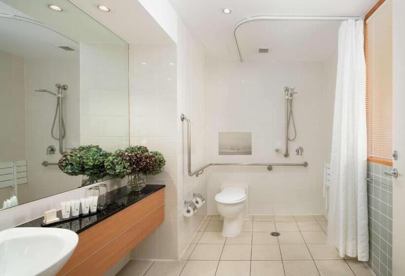 适合残疾人士使用的带超级大床的标准间, Rydges Newcastle