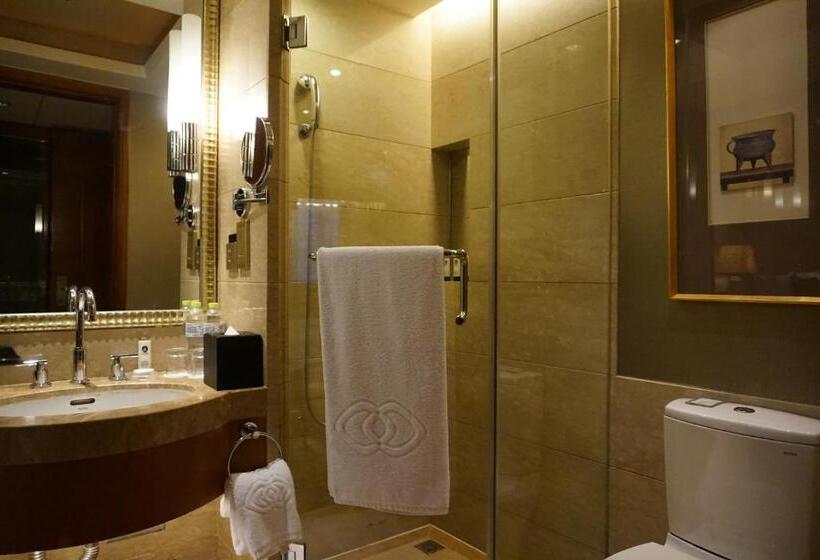 带城市景观和大床的豪华房间, Sofitel Harbin