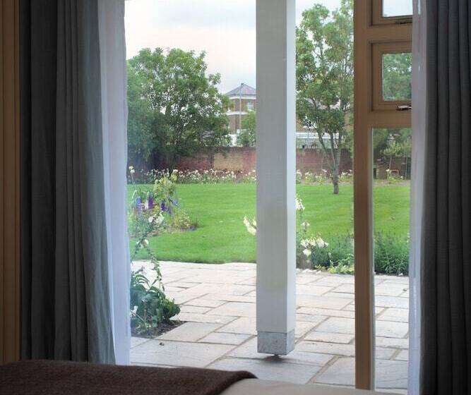 스탠다드 룸, Stoke Place  Part Of The Cairn Collection