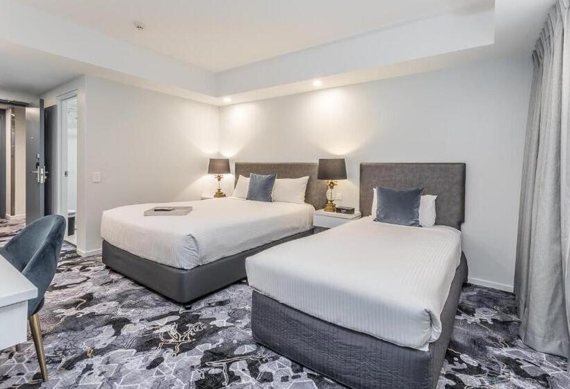 סוויטה משפחתית, Kingsford Smith Motel