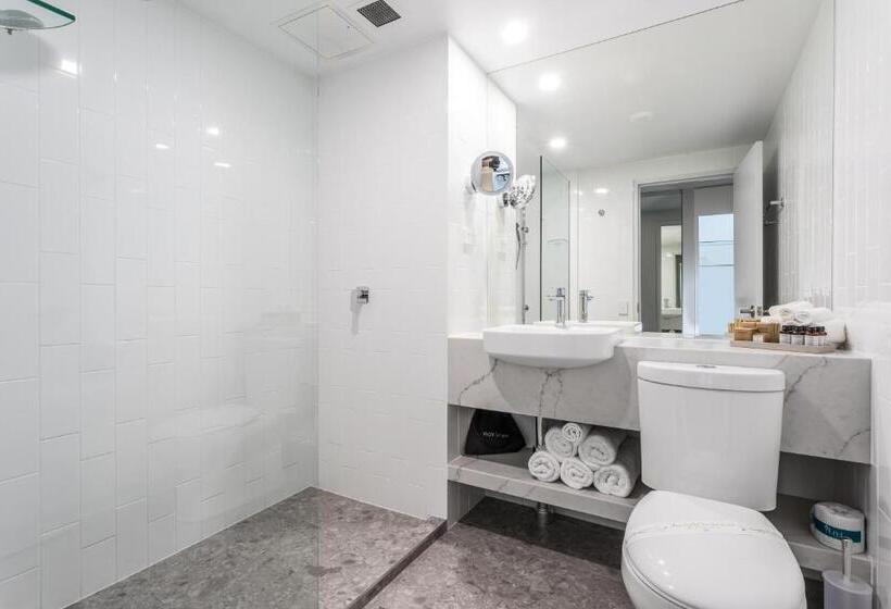 סוויטה משפחתית, Kingsford Smith Motel