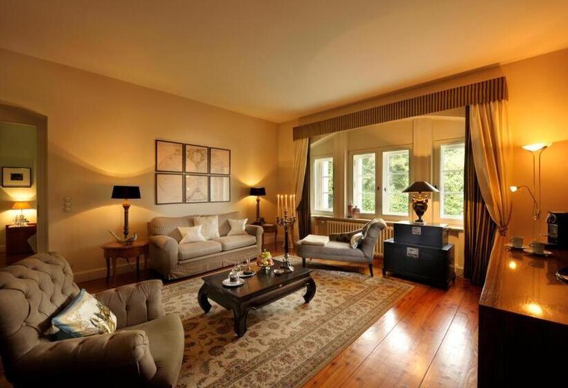 جناح جونيور, Schlosshotel Burg Schlitz