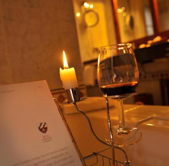 جناح جونيور, Schlosshotel Burg Schlitz