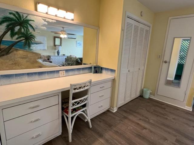 اتاق خانوادگی, The Green Iguana