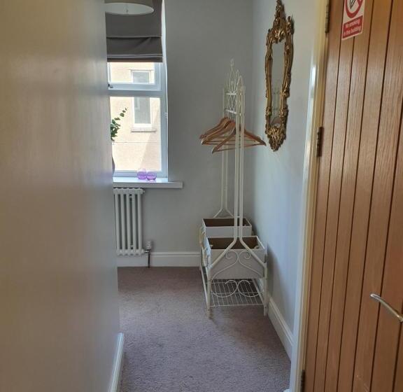 标准单人间, The Pennine Inn