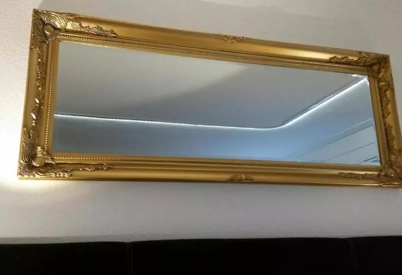 اتاق لوکس با بالکن, Crystal