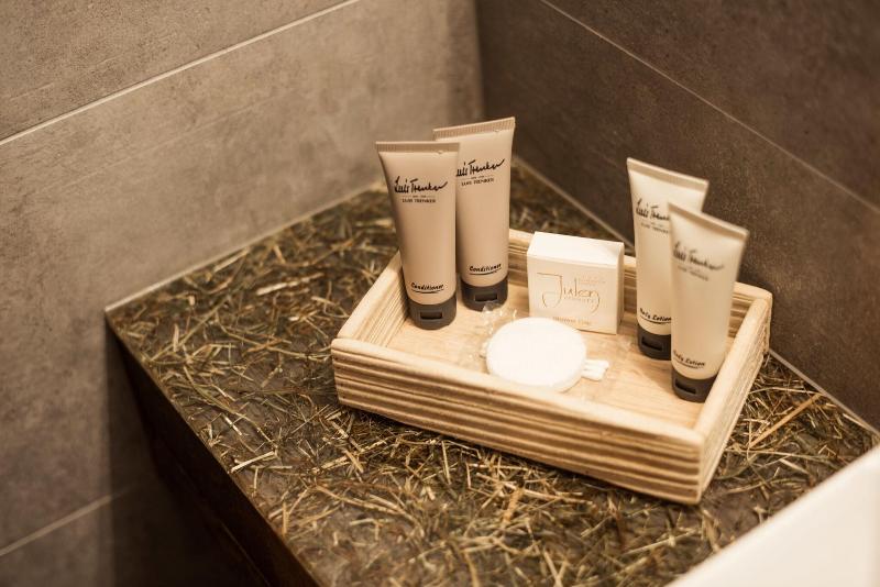 חדר משפחתי, Daniela