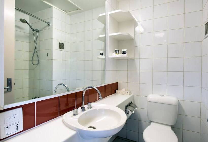 חדר משפחתי, Mercure Kakadu Crocodile