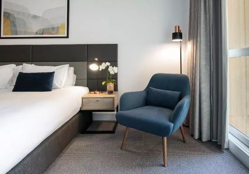 スタンダードスタジオ, Oaks Glenelg Plaza Pier Suites