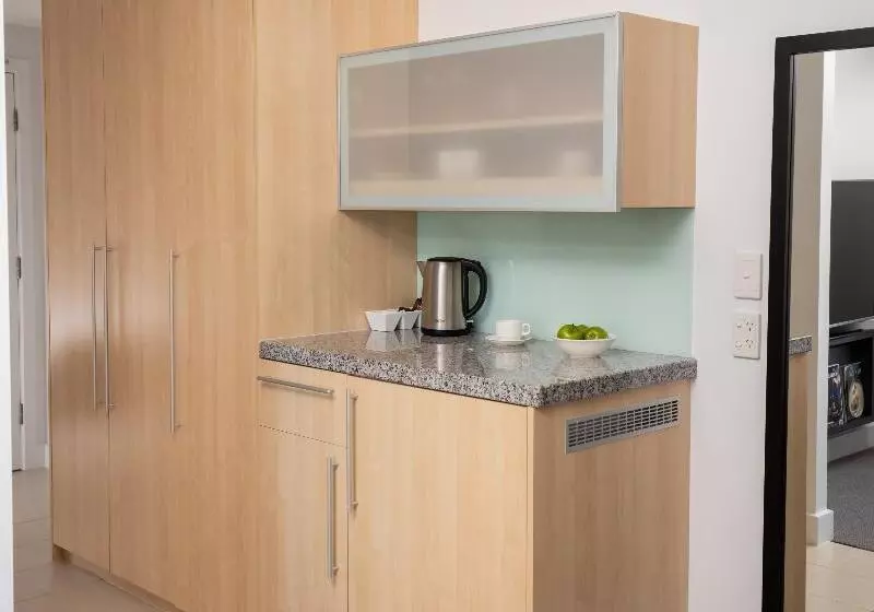 スタンダードスタジオ, Oaks Glenelg Plaza Pier Suites