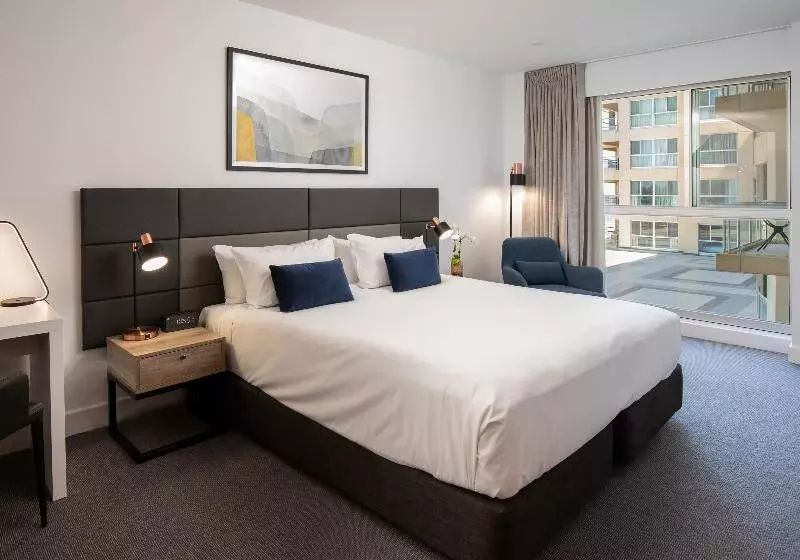 スタンダードスタジオ, Oaks Glenelg Plaza Pier Suites
