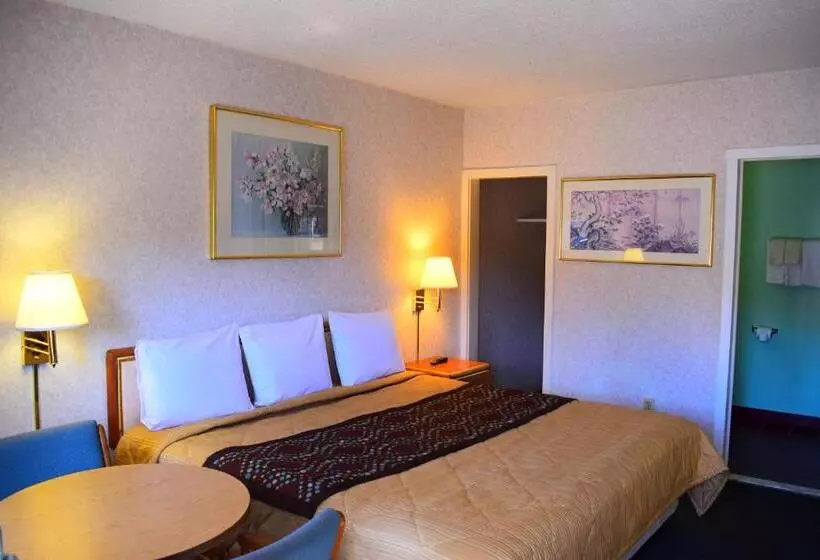 キングサイズベッドのスタンダードルーム, Pocono Night Lodge