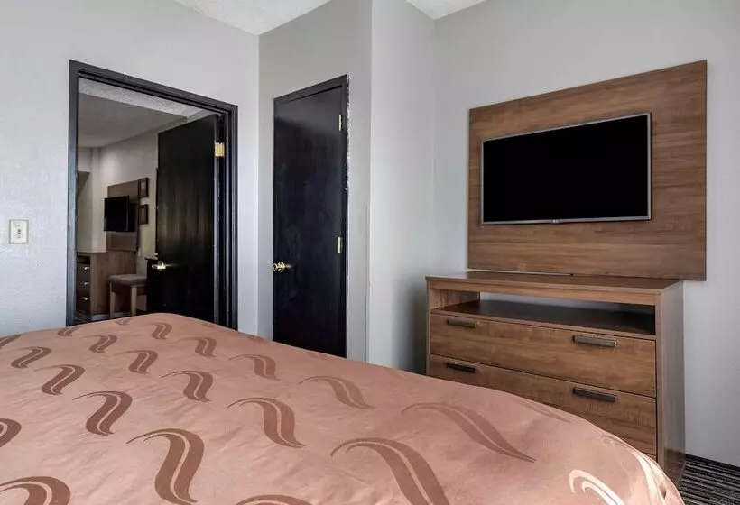 سوییت, Quality Inn & Suites I 35 E Walnut Hill