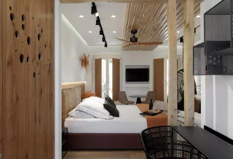 سوییت جونیور با چشم‌انداز استخر, Alkyoni Beach