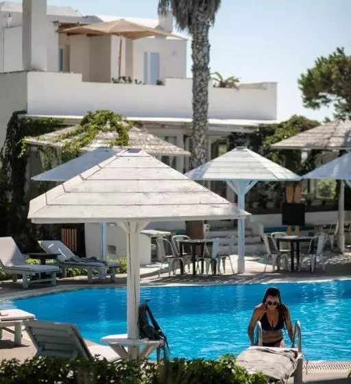 سوییت جونیور با چشم‌انداز استخر, Alkyoni Beach