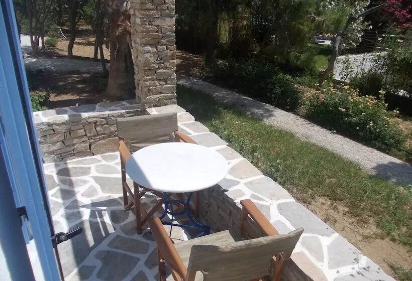 اتاق خانوادگی, Alkyoni Beach