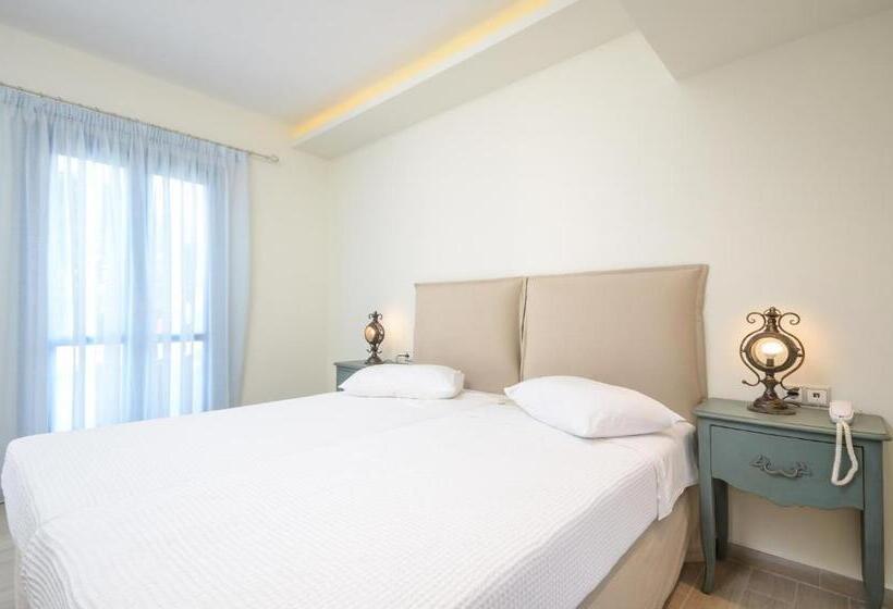 Полулюкс, Alkyoni Beach